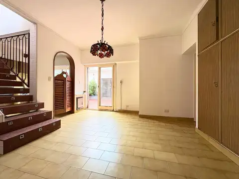 Venta Casa Santos Lugares, 5 ambientes a remodelar