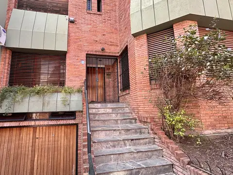 Escribano 100 venta Casa lote propio 3 dormitorios dependencias cochera fondo y terraza