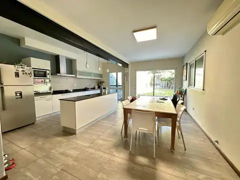 VENTA/APTO CRÉDITO - Casa 4 Dormitorios, Cochera Doble, Quincho y Jardin. Alberdi, Rosario.