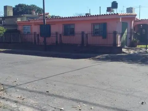 Casa 8 ambientes con 2 baños
