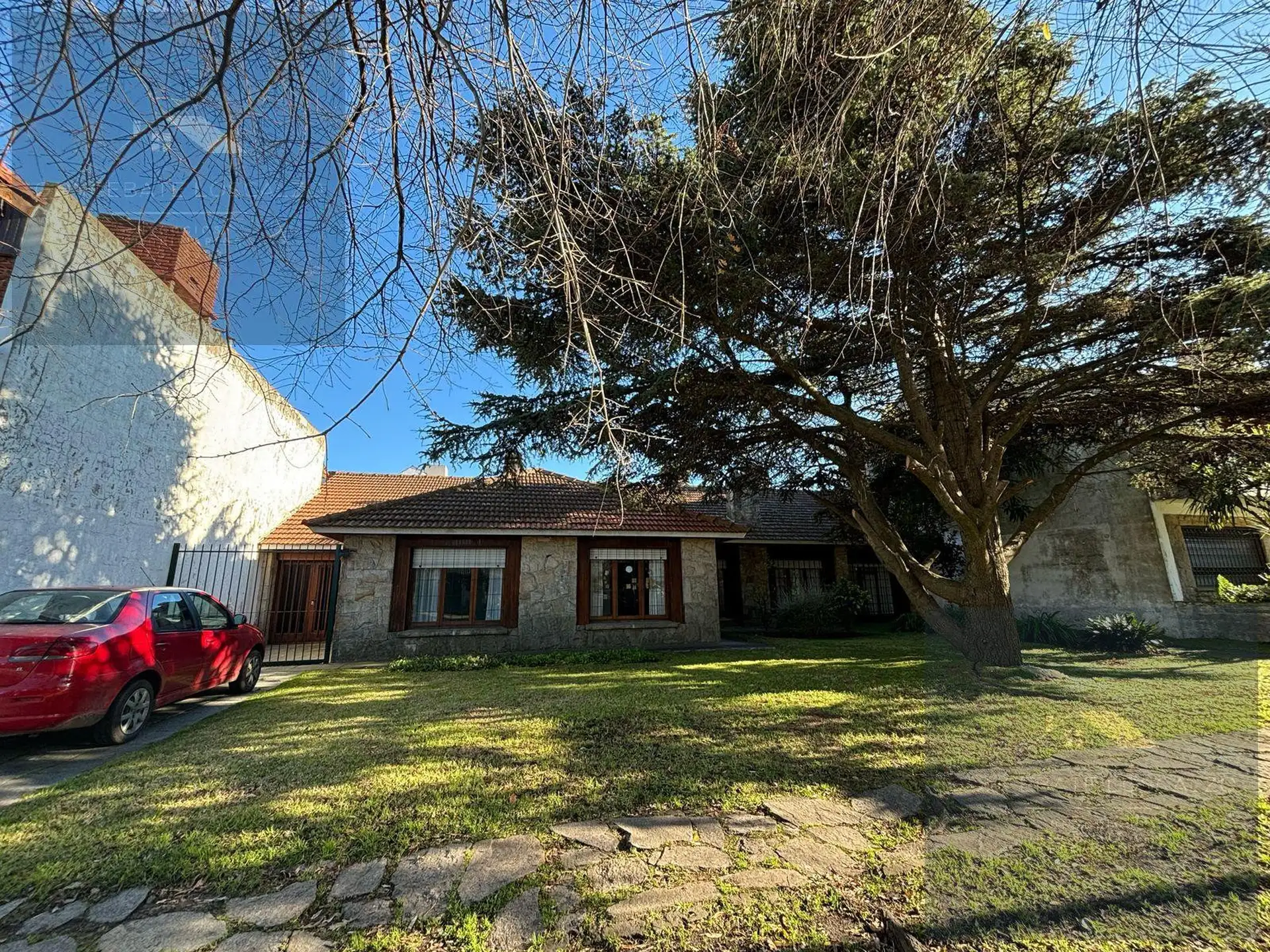 Casa 5 amb con 4 dorm, 211 m² cubiertos y patio con parrilla — Parque Luro