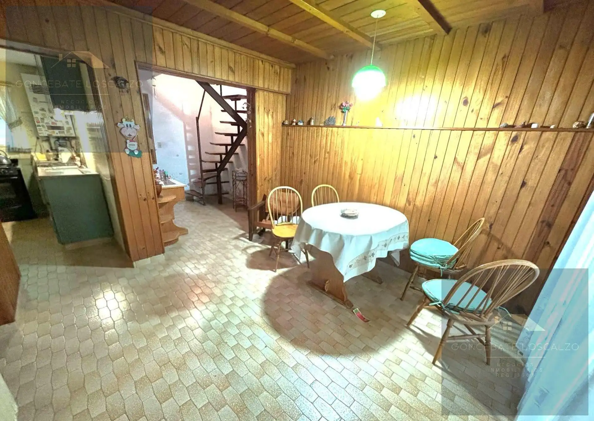 Casa 5 amb con 4 dorm, 211 m² cubiertos y patio con parrilla — Parque Luro