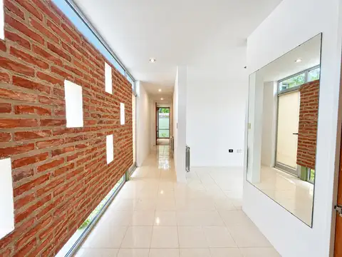 Casa en Alquiler con 2 cocheras