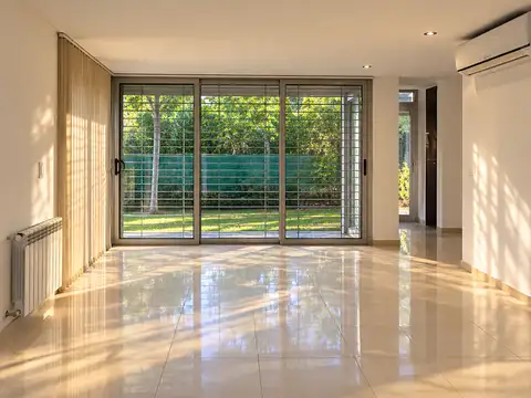 Casa de 2 dormitorios con patio y cocheras en alquiler en Gonnet sobre Calle 16 [Cod: 7]