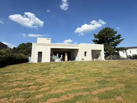 Casa A ESTRENAR en VENTA en Pilar Golf Club