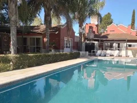 310 entre 46 y 48. Casa en barrio El rodeo  en Venta