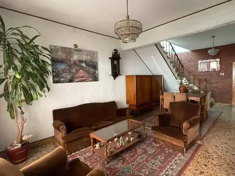 VENTA CASA 4 AMBIENTES  SAN MARTIN -PATIO Y PILETA