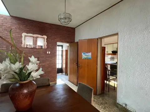 VENTA CASA 4 AMBIENTES  SAN MARTIN -PATIO Y PILETA