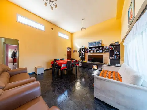 CASA EN VENTA 2 DORMITORIOS COMODIN COCHERA PILETA