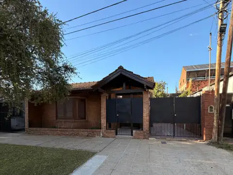 Casa en alquiler c/ cochera. Leandro N. Alem 545.