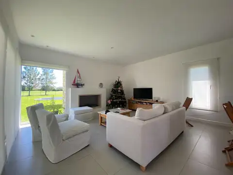 Casa 4 ambientes con 3 baños