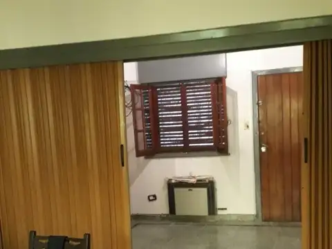 CASA TIPO CHALET TES AMBIENTES SOBRE TERRENO 400M2 COCHERA PARA DOS AUTOS