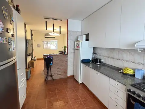 Casa 4 ambientes con 2 baños