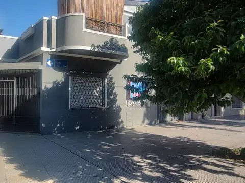 Casa en Lote Propio en Esquina con Cochera Cubierta Terraza Quincho y Parrilla