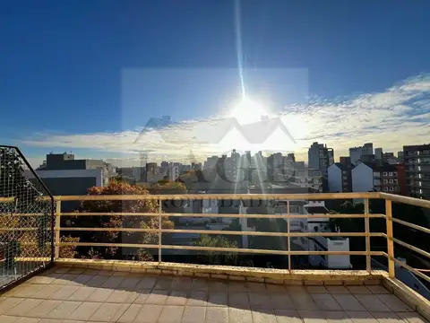 EXCELENTE DEPTO 3 AMB DUPLEX COCHERA CUB, 2 BALCONES Y PATIO