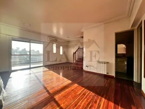 EXCELENTE DEPTO 3 AMB DUPLEX COCHERA CUB, 2 BALCONES Y PATIO