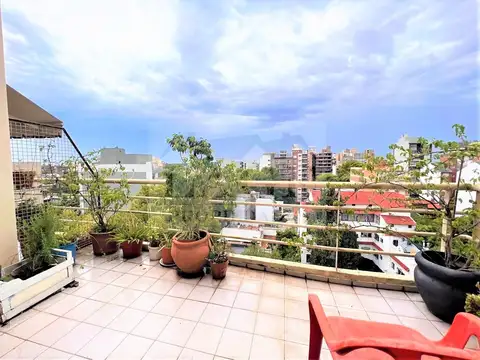 EXCELENTE DEPTO 3 AMB DUPLEX CON COCHERA, 2 BALCONES Y PATIO