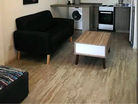 Cómodo monoambiente al frente con balcón