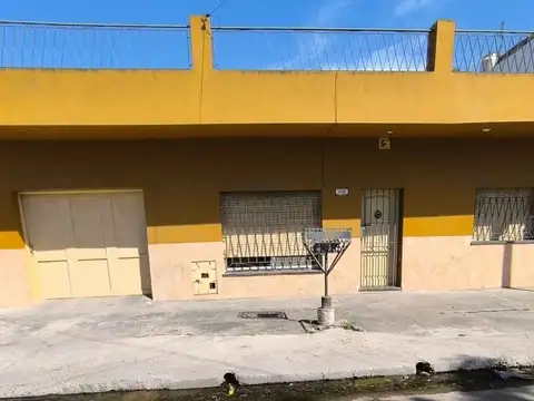 VENTA CASA 4 AMBIENTES, GARAGE, 2 BAÑOS, IMPECABLE