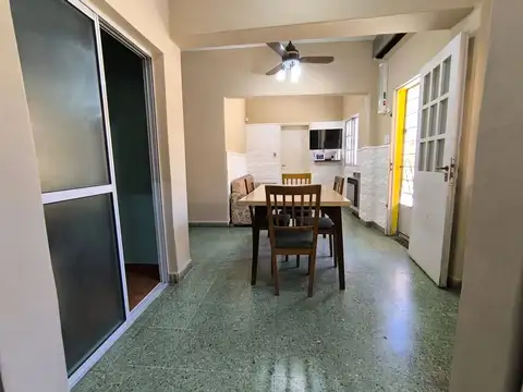 VENTA CASA 4 AMBIENTES, GARAGE, 2 BAÑOS, IMPECABLE