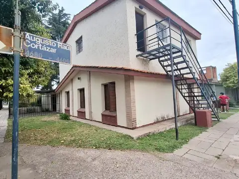 CASA DE 4 DORMITORIOS MÁS DEPARTAMENTO EN PLANTA ALTA EN VENTA EN BARRIO POETA LUGONES