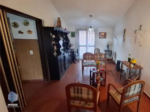 CASA DE 4 DORMITORIOS MÁS DEPARTAMENTO EN PLANTA ALTA EN VENTA EN BARRIO POETA LUGONES