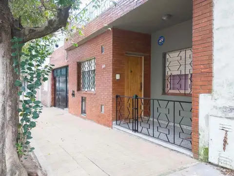 CASA EN VENTA 4 AMBIENTES WILDE CON PATIO Y GARAGE