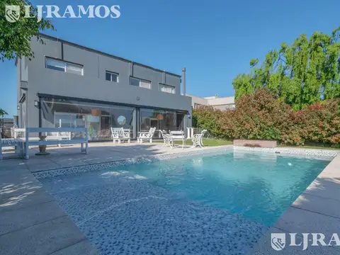Casa en Alquiler con 4 cocheras