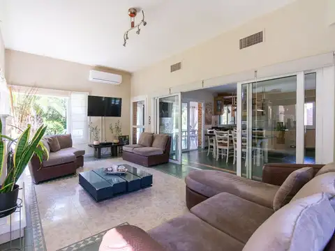 Casa 5 ambientes con 4 baños