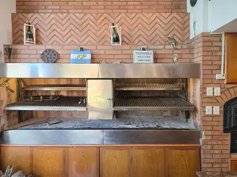 CASA EN VENTA DOBLE LOTE-R.MEJIA-PARQUE Y QUINCHO