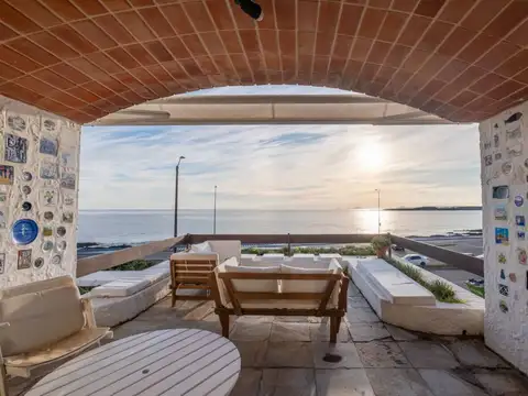 Triplex con terraza en la Punta