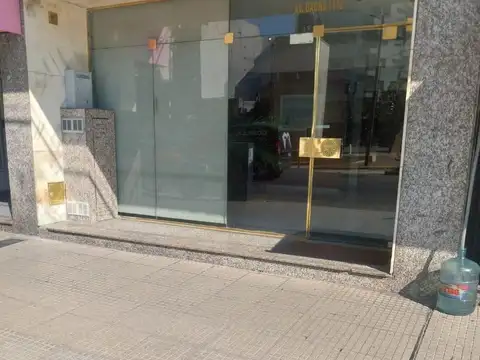 DEPARTAMENTO DE UN AMBIEN MUY AMPLIO DIVISIBLE CON PATIO