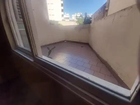 DEPARTAMENTO DE UN AMBIEN MUY AMPLIO DIVISIBLE CON PATIO