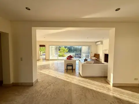 Casa en Alquiler Temporal con 2 cocheras