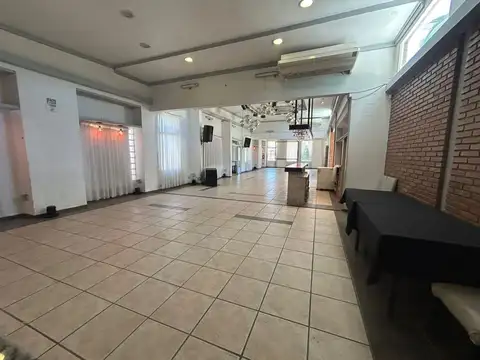 ALQUILER IMPORTANTE SALON COMERCIAL + PATIO EN YB