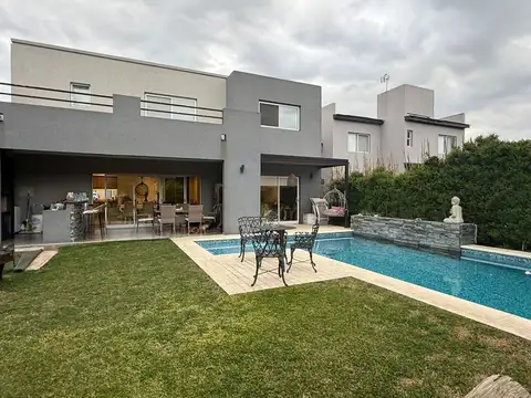 Casa en Venta con 4 cocheras