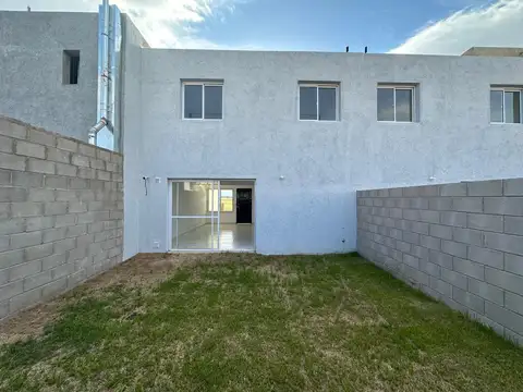 ¡Venta! Dúplex de 3 dormitorios en Colinas de Manantiales ¡A Estrenar!