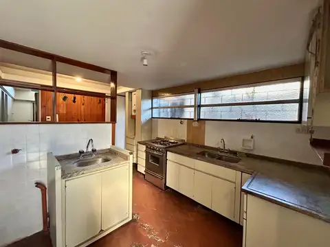 EXCELENTE CASA A LA VENTA SOBRE AV. ESPORA 830 ESQUINA PASAJE LA DELICIA.