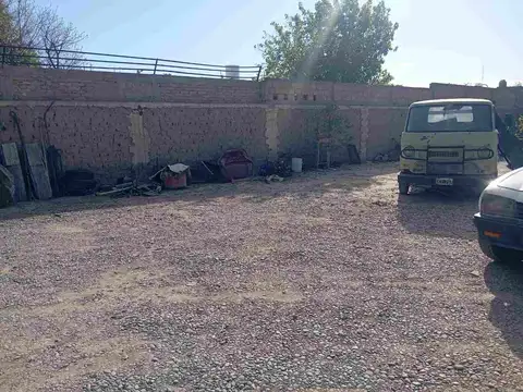 Terreno de 2328 m2, con casa y ex bodega. Rawson