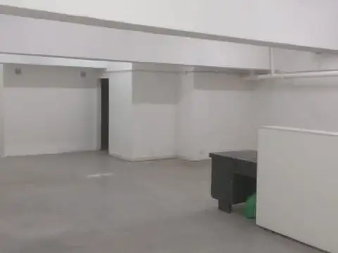 Amplio local - Sarmiento 300 (en la cortada)