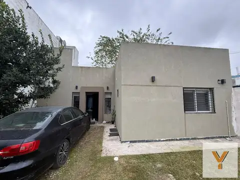 Casa en venta - 2 Dormitorios 1 Baño - La Plata- Villa Elvira.