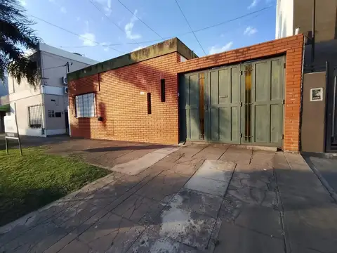 IMPERDIBLE PROPIEDAD CASTELAR NORTE 3 HABITACIONES