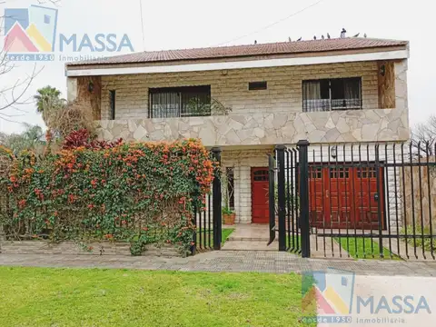 AMPLISIMA CASA DE 2 PLANTAS EN BARRIO LOMAS DE ALBERDI. 4/5 DORMITORIOS.