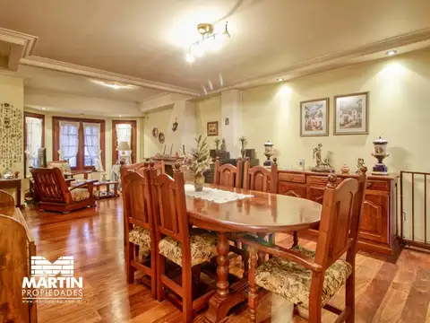 Casa Dúplex en venta en Martínez 6 ambientes, suite, playroom, jardín con parrilla, cochera.