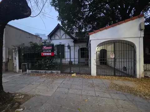 CASA 5 AMBIENTES A REFACCIONAR - GARAGE - PATIO - JARDIN - PARQUE - QUINCHO - ZONIF. Ec