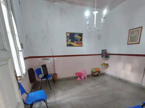 CASA 5 AMBIENTES A REFACCIONAR - GARAGE - PATIO - JARDIN - PARQUE - QUINCHO - ZONIF. Ec