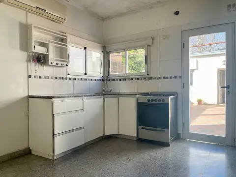 Casa 6 ambientes con 2 baños