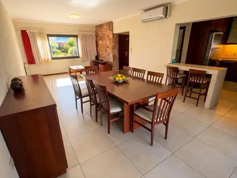 Casa en Alquiler con 2 cocheras
