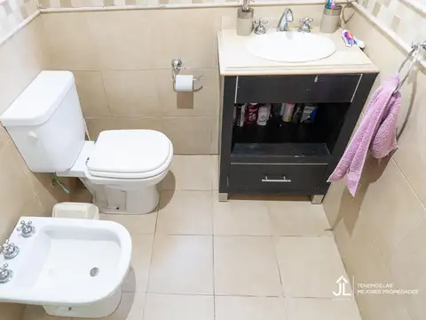 Casa 4 ambientes con 2 baños