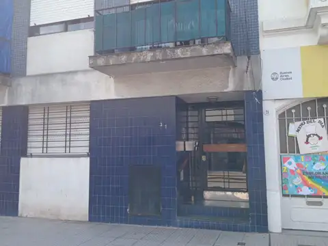 2 ambientes ,  Avenida Rivadavia y Esteves Sagui, Lateral  luminoso - ideal  una pareja o persona sola.